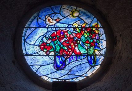 15e Festival DécOUVRIR (2017) - Chapelle du Saillant (19) : vitrail de Marc Chagall (© Claude Fèvre)