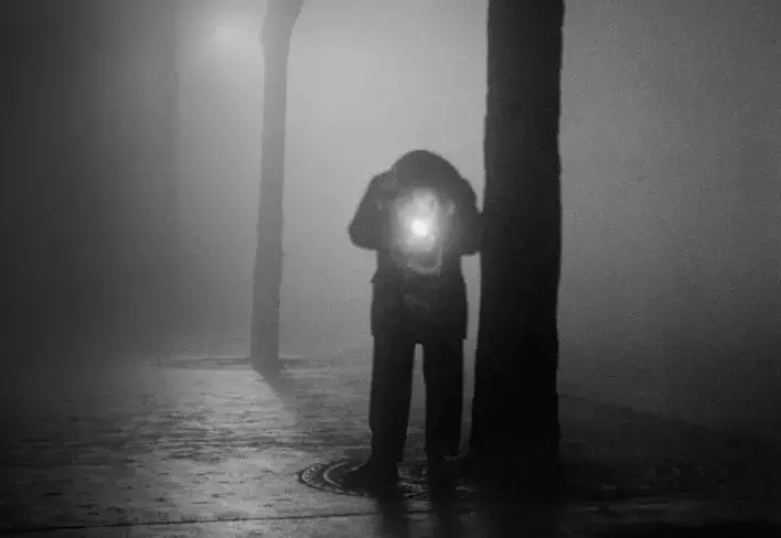 Homme allumant une cigarette, 1951(©Sabine Weiss 1924-2021)